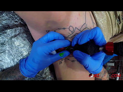 ❤️ U-Sully Savage oshisa izikhotha onama-tattoo okwedlulele wathola i-tattoo ku-clitoris yakhe Ucansi ku-zu.porno-flix.ru